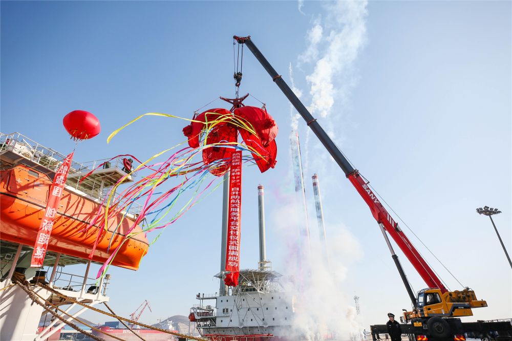 渤船重工建造的華科1號、2號自升助航式作業(yè)平臺命名交工